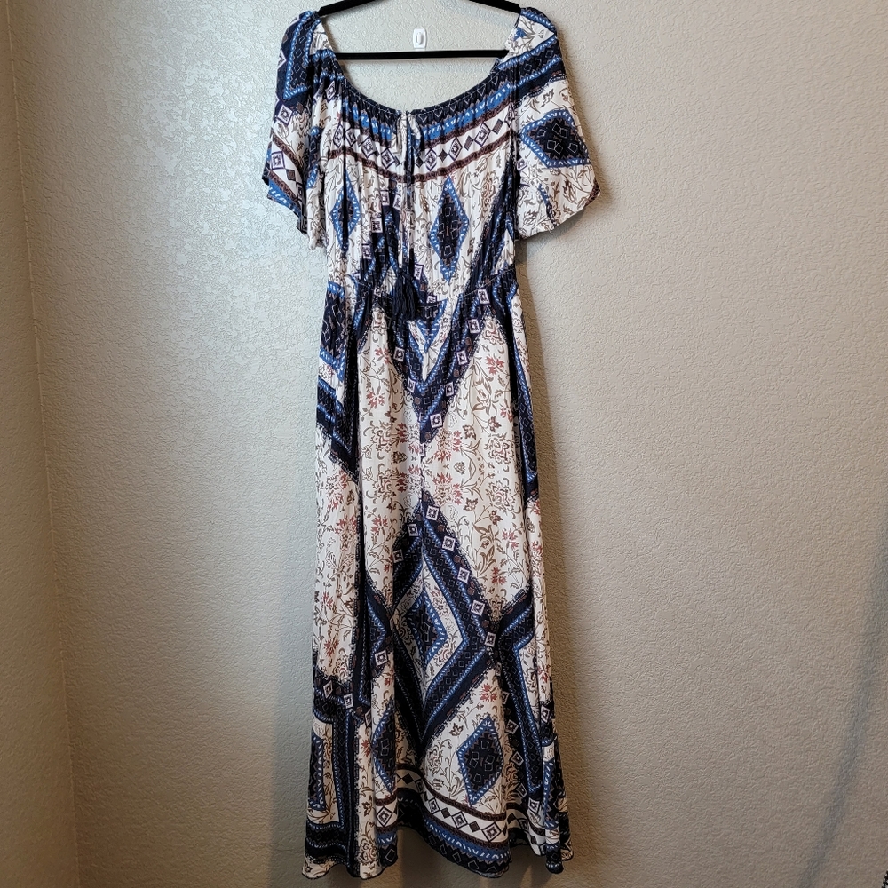 NWOT Aztec Design Short Sleeve Maxi Dress